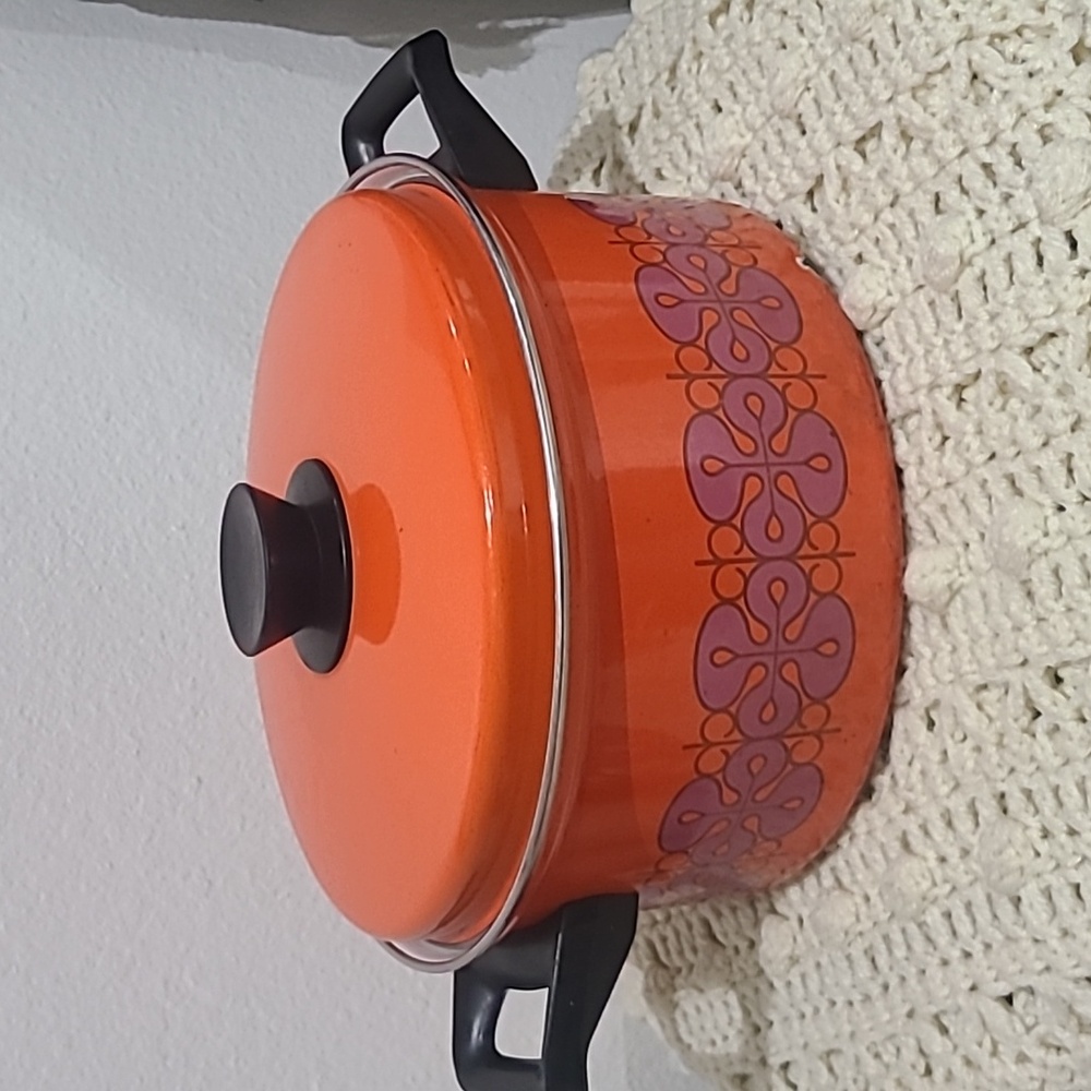 Vintage porcelain enameled Gourmet cookware Dutch oven with lid.